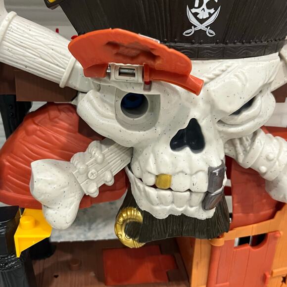 Fisher-Price Imaginext Blackbeard's Lair playset - Picture 3 of 5